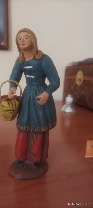 Statuina Presepe Donna con Cesto di Frutta