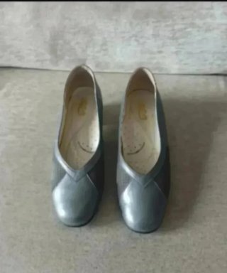 Zapatos planos grises y plateados