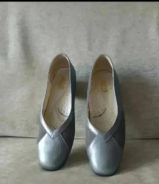 Zapatos planos grises y plateados