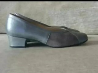 Zapatos planos grises y plateados