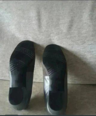 Zapatos planos grises y plateados
