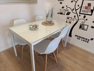 Conjunto mesa comedor y 4 sillas Incluye cristal