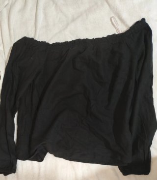 Camiseta negra hombros descubiertos manga larga