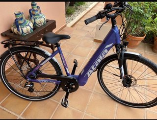 Bicicleta Eléctrica Atala Morada.