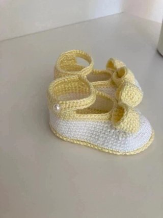 Scarpine da neonato lavorazione uncinetto a mano