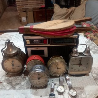 Lote de relojes antiguos y radio Sanyo