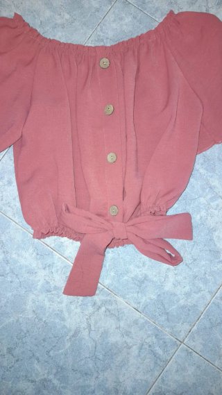 Top rosa de hombros descubiertos