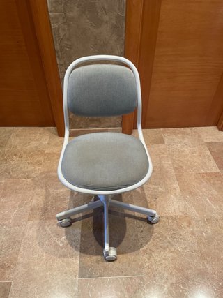 Silla escritorio junior Ikea gris y blanca