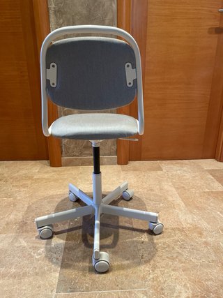 Silla escritorio junior Ikea gris y blanca
