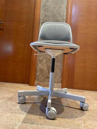 Silla escritorio junior Ikea gris y blanca