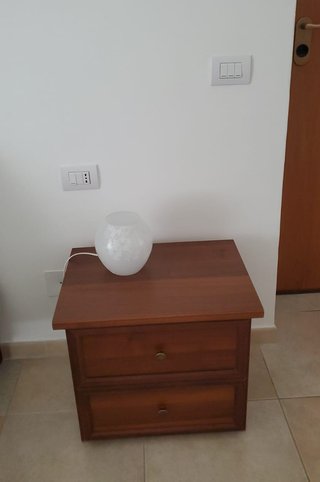 Camera da letto: letto con rete, comodini, comò