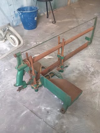 Ingletadora antigua de metal verde