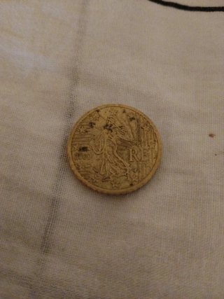 Es un diseño de una moneda de 50 cent