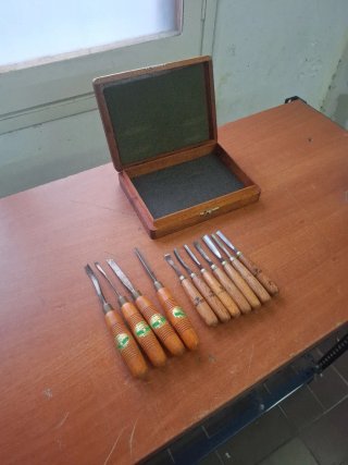 JUEGO FORMONES Y GUBIAS ANTIGUO MANGO MADERA