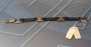 1. Pulsera de plata de ley y cuero negro Le Cadó, Roberto Torreta.