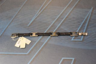 1. Pulsera de plata de ley y cuero negro Le Cadó, Roberto Torreta.