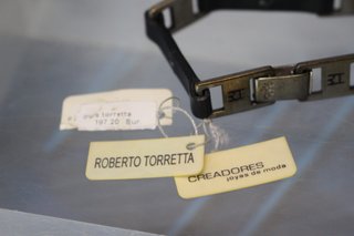 1. Pulsera de plata de ley y cuero negro Le Cadó, Roberto Torreta.