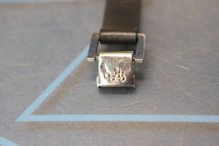 2. Pulsera de metal y cuero negro Le Cadó, Roberto Torreta.
