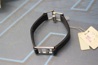 2. Pulsera de metal y cuero negro Le Cadó, Roberto Torreta.