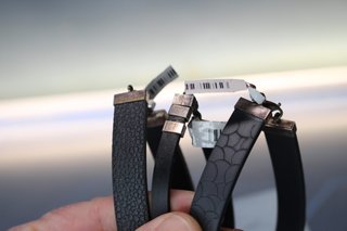 3 Pulseras de plata y caucho negro.