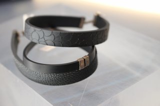 3 Pulseras de plata y caucho negro.
