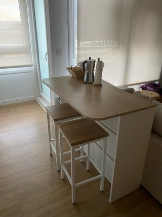Isla de cocina con taburetes