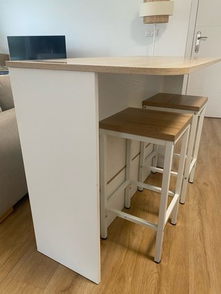 Isla de cocina con taburetes