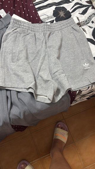 Shorts Adidas Gris
