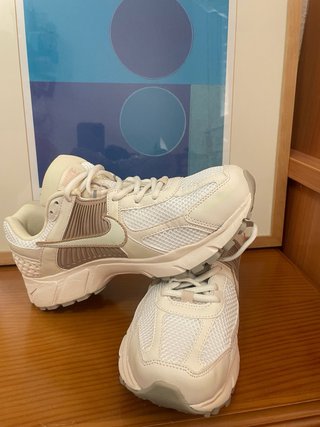 Zapatillas Nike Vomero 5 Beige/Blanco