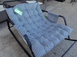 Tumbona mecedora con cojín estampado