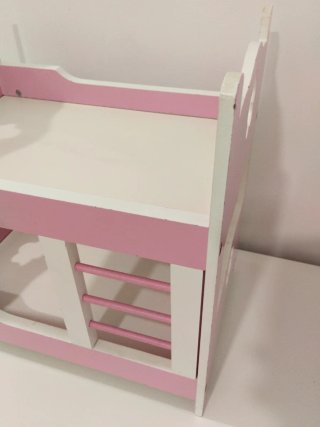 Cuna de juguete rosa y blanca