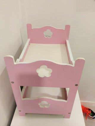 Cuna de juguete rosa y blanca