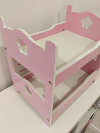 Cuna de juguete rosa y blanca