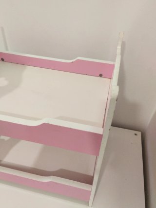 Cuna de juguete rosa y blanca