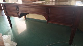 2 Mesas de despacho de madera con cajones sillas