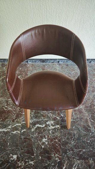 2 Mesas de despacho de madera con cajones sillas