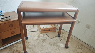 2 Mesas de despacho de madera con cajones sillas