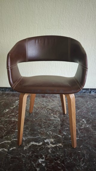 2 Mesas de despacho de madera con cajones sillas