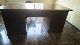 2 Mesas de despacho de madera con cajones sillas