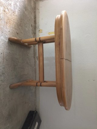 Je vends une table à manger d'une certaine couleur