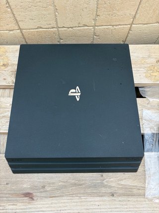 Consola PS4 Pro + 5 Juegos