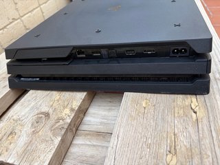 Consola PS4 Pro + 5 Juegos