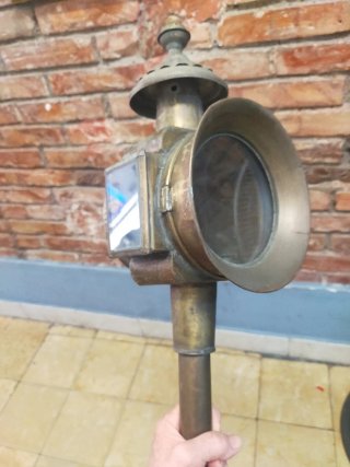 Antiguo farol de carruaje de latón