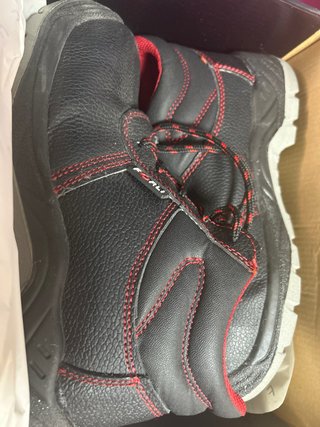 Botas de seguridad negras y rojas