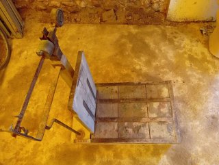 Báscula antigua de madera y metal