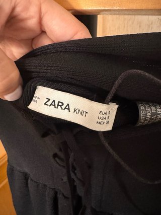 Falda Zara vuelo negra
