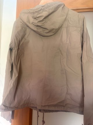 Parka camel multibolsillos con capucha