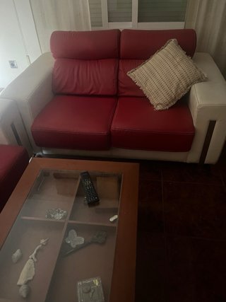 Sofá de piel rojo y blanco