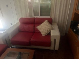 Sofá de piel rojo y blanco