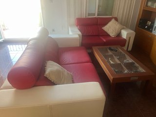 Sofá de piel rojo y blanco